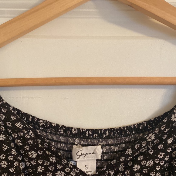 Floral top with ruffle sleeves - Picture 2 of 3